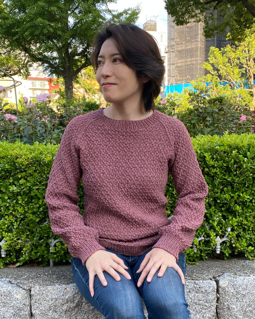 まだ暑い時期から始めたい、季節をまたいで着られるセーター