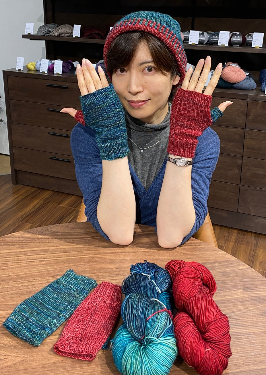 リバーシブル帽子とアームウォーマーが編める毛糸が再入荷しました