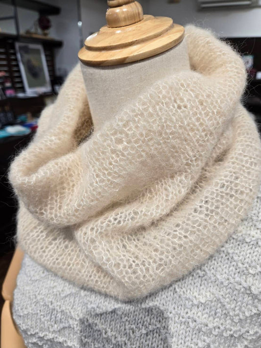 手軽に編める「超軽量スヌード糸」が人気｜輪針で作る、忙しい人のための癒しの1本