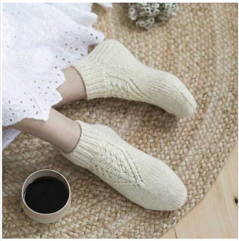 外は暑いのに「足先だけ冷える」のはなぜ？春夏の隠れ冷え性を防ぐ、理想の室内履き