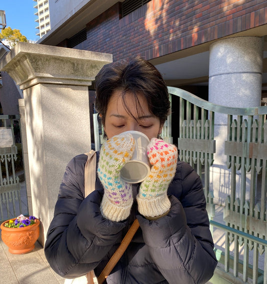 冬の装いに差し色を。北欧カラーワークミトンキットで手元から華やぐ編み物時間