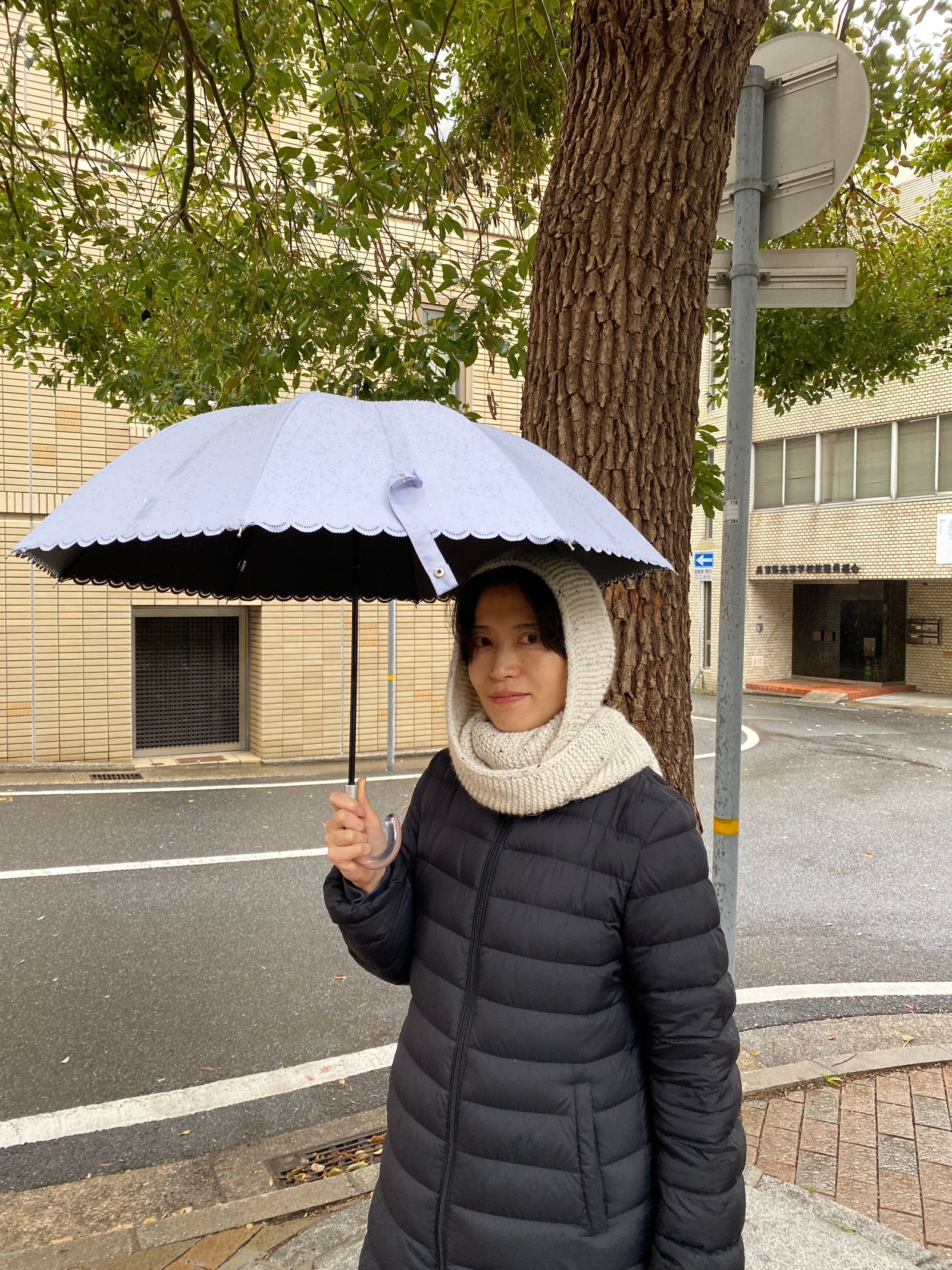 世界中で人気の「ソフィーフード」が、春の冷たい雨に手放せない理由。傘の下の“盲点”を埋める、北欧の知恵。