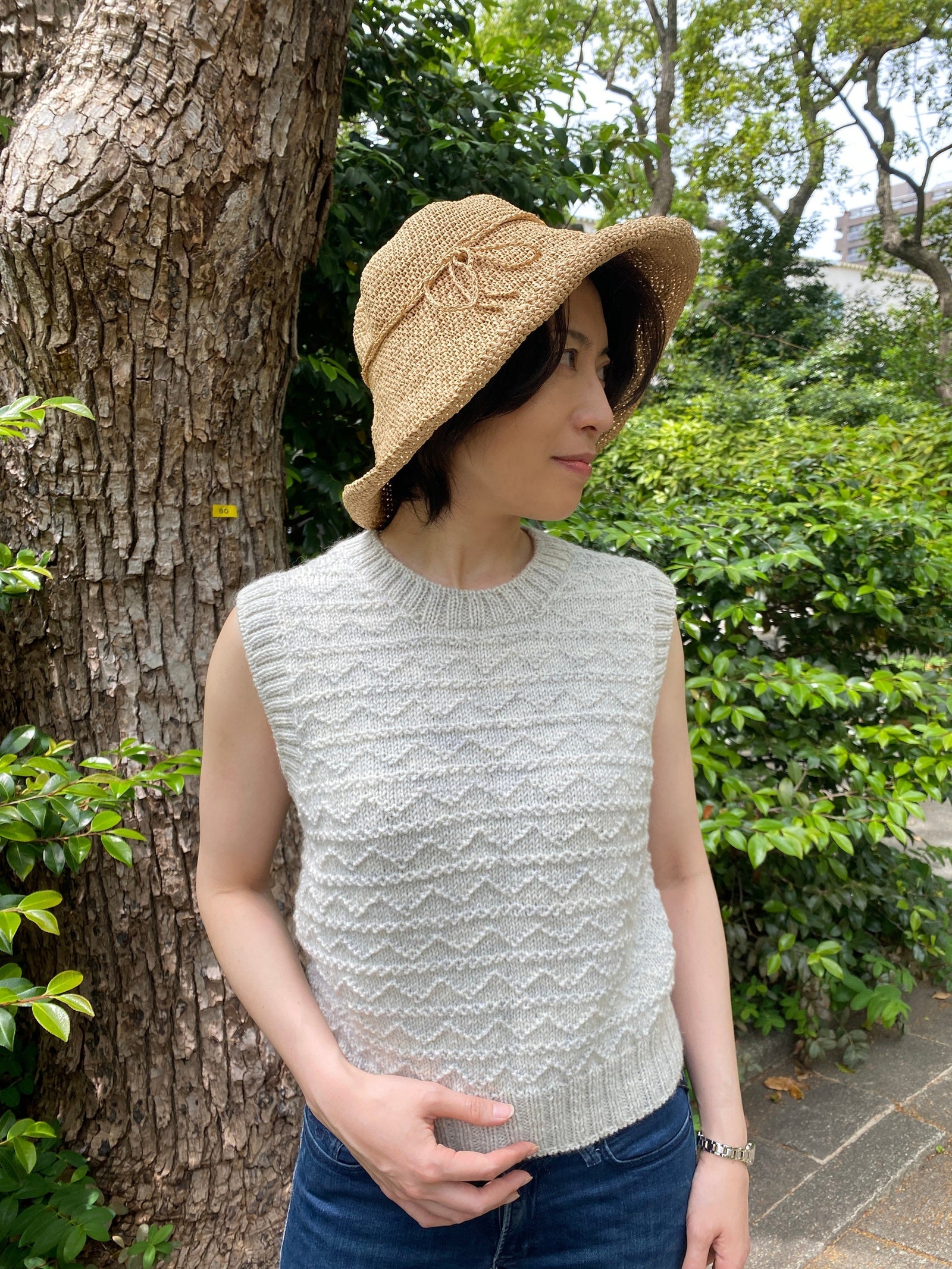 単色糸で編む、大人の手編みベスト｜編み目の美しさを楽しむ一着