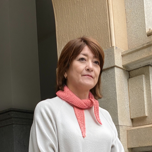 アルパカとは別の美しさ。春夏ソフィースカーフ解禁｜ローワン コットンカシミアで編む上質な一枚