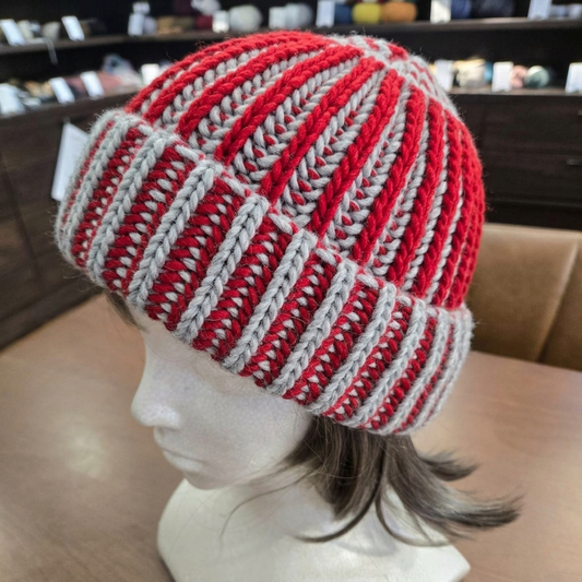 表も、裏も、どちらも主役。2色のイギリスゴム編みリバーシブル帽子