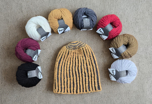 【無料編み図付き】イギリスゴム編みのリバーシブル帽子｜2色で楽しむあたたかくてお洒落な手編み作品