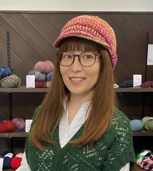 1920年代のレトロデザインを楽しむ かぎ針で編む「つば付きベレー帽」無料パターンのご紹介