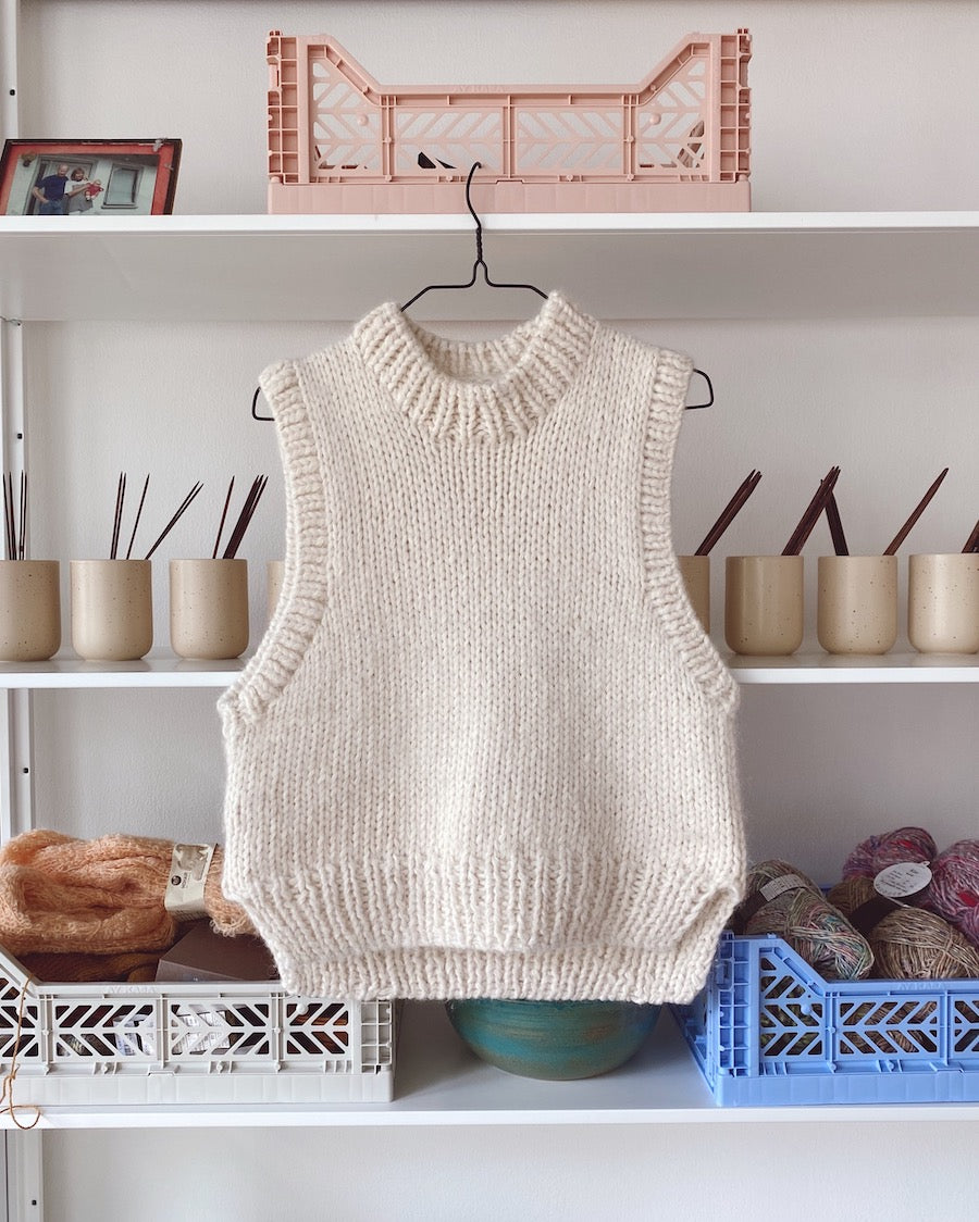 「いつもの服」がまた好きになる。横顔をきれいに見せる、北欧デザインのベスト