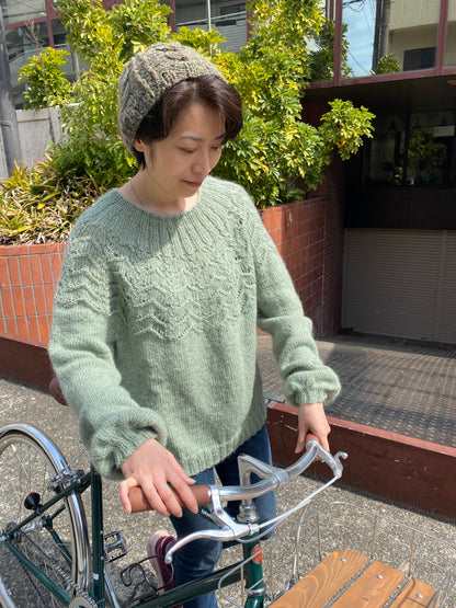 レースヨークが美しく映える《ヴィヴィル》セーター キット（毛糸とダウンロードパターン付き）