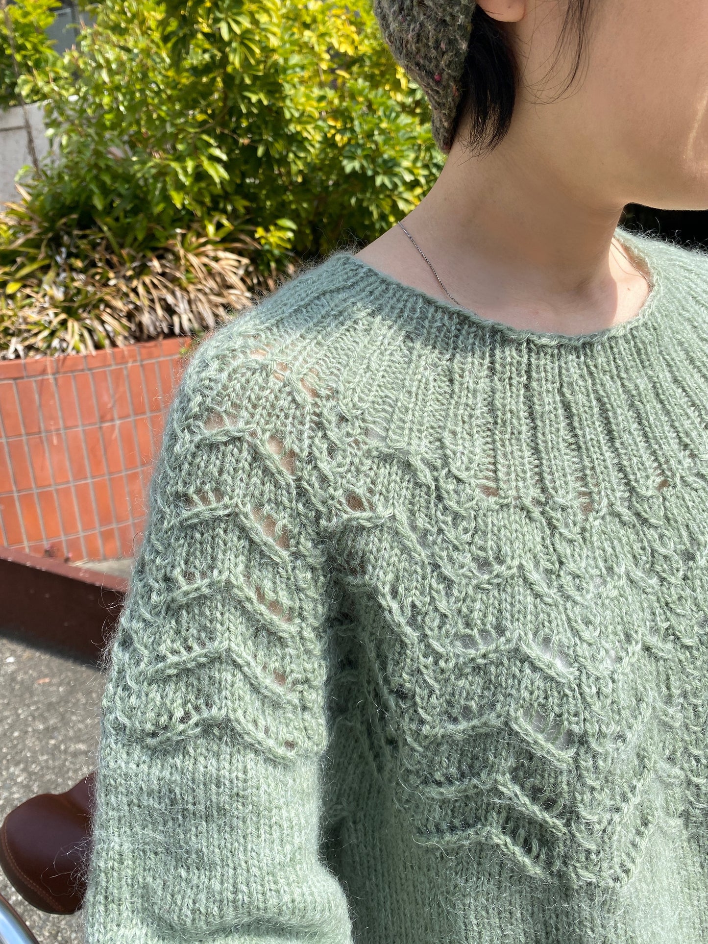 レースヨークが美しく映える《ヴィヴィル》セーター キット（毛糸とダウンロードパターン付き）