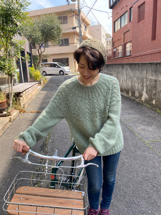 レースヨークが美しく映える《ヴィヴィル》セーター キット（毛糸とダウンロードパターン付き）【即日発送】