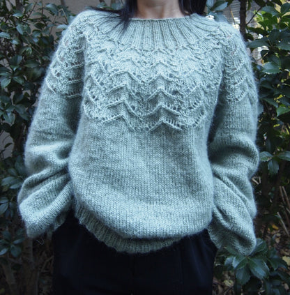 レースヨークが美しく映える ヴィヴィル セーター キット（毛糸とダウンロードパターン付き）【即日発送】