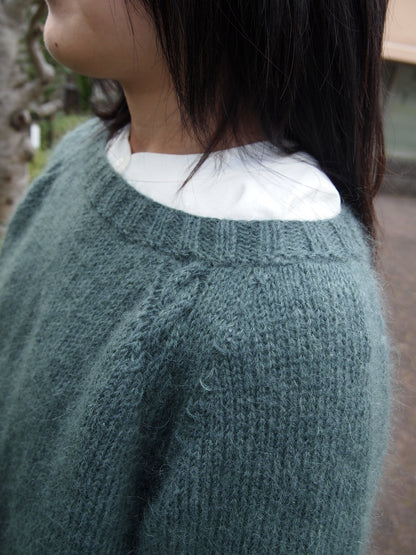 静かなラグランスリーブの《ピア》セーター キット（毛糸とダウンロードパターン付き）【即日発送】