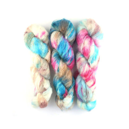 綿あめのようにふわふわで鮮やかなフラフィー モヘヤ 手染め Cowgirl Blues：カウガール ブルース